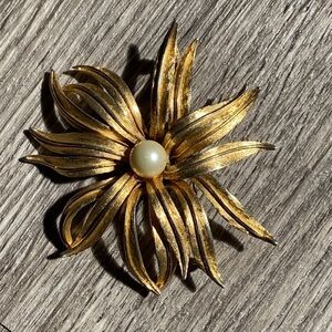 Lady Vee 2 Inch Vintage Goldtone Flower Center Pearl Brooch Pin: 4241